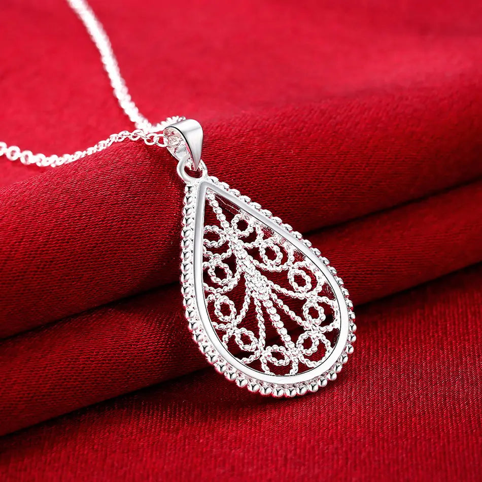 Collier pendentif en forme de goutte en argent sterling avec un design filigrané complexe et un bord rehaussé de petites perles, provenant de l’ensemble de bijoux en argent sterling en forme de goutte, serti d’une larme.