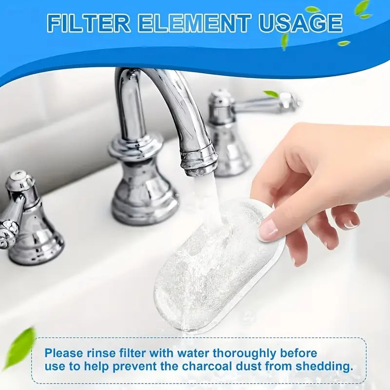 ein durchscheinendes, oval geformtes Filterelement aus Aktivkohle für Trinkbrunnen für Haustiere mit weißem Rand, das unter fließendem Leitungswasser abgespült wird.