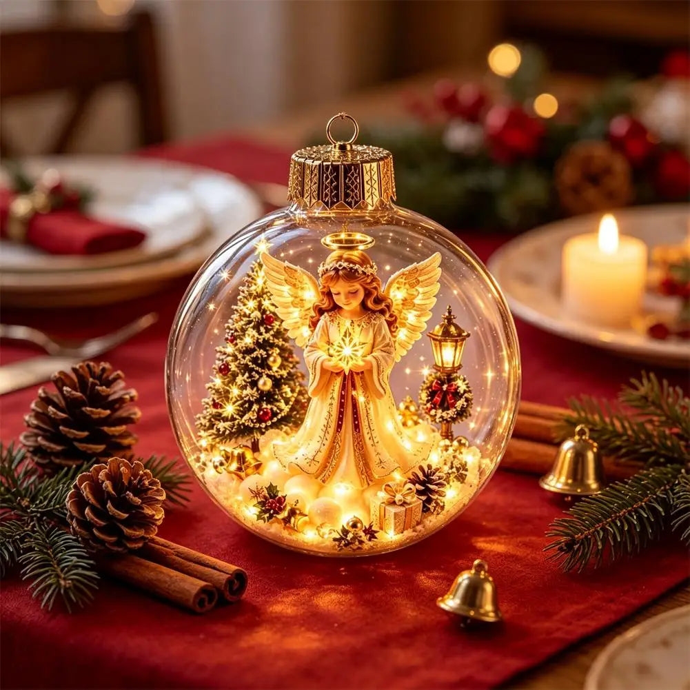 Eine leuchtende Glas-Globus-Weihnachtszierkugel mit einer detaillierten Engel-Figur mit goldenen Flügeln und Heiligenschein in einer bruchsicheren, transparenten Sphäre, umgeben von miniaturisierten festlichen Elementen wie einem Baum, Laternen und Lichtern für die Feiertagsdekoration.