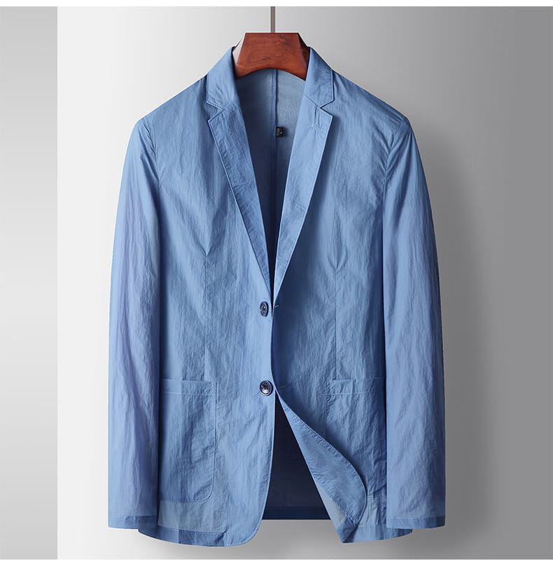 Hellblaue Baumwoll-Blazer-Anzugjacke für Herren im Freizeitbereich aus Polyester mit klassischem einreihigem Design und zwei Knöpfen vorne.