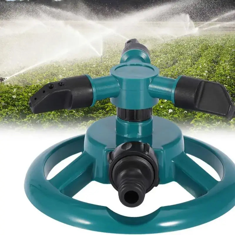 Arroseur rotatif d’extérieur en plastique trois bras de couleur turquoise et noir avec base circulaire, conçu pour l’irrigation du jardin.