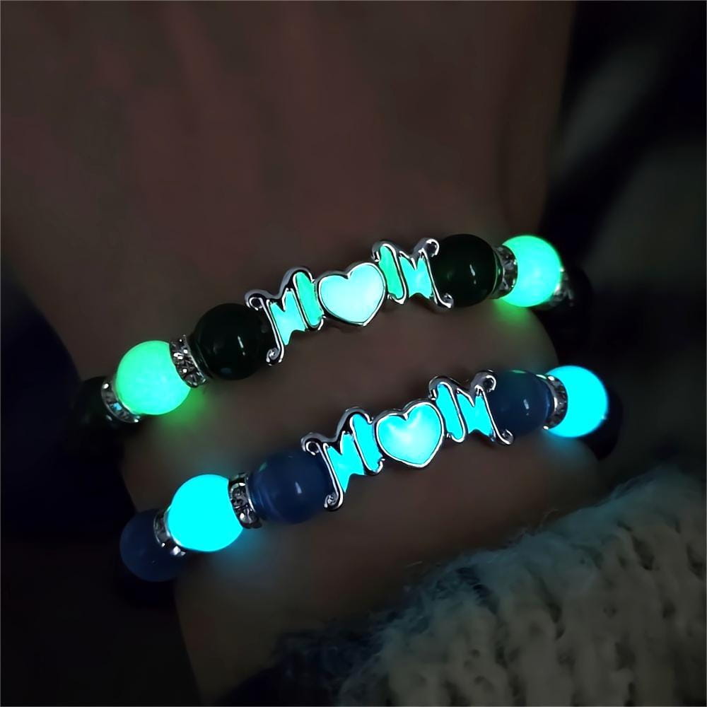 Dos pulseras brillantes para madre con brillo en la oscuridad, con dijes de letras con tono plateado y acentos de corazón, con cuentas verdes y azules, como joyería de regalo para mamá.
