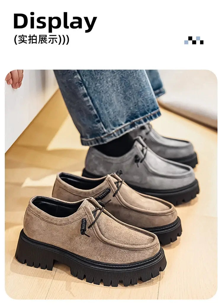 Baskets décontractées à plateforme en suède beige à semelle épaisse pour hommes, avec semelles en caoutchouc noir épaisses et lacets tressés.