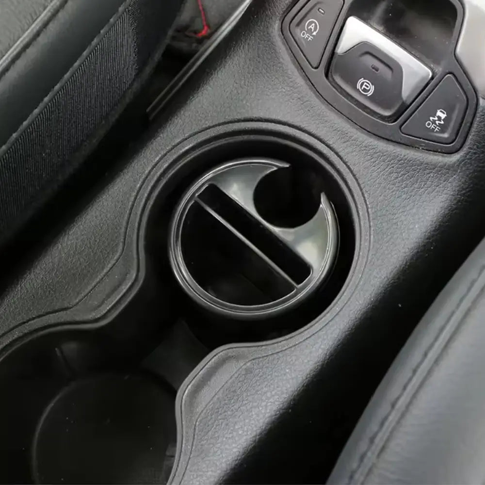 boîte de rangement pour organisateur de cartes et pièces de voiture en plastique noir, avec un design incurvé élégant et un séparateur intégré pour l’insertion dans le porte-gobelet