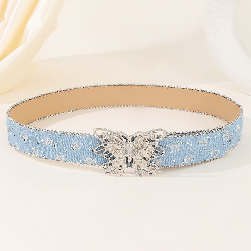 Ceinture en cuir papillon y2k en denim bleu clair, avec boucle papillon argentée et bords ornés de perles, présentée de face.