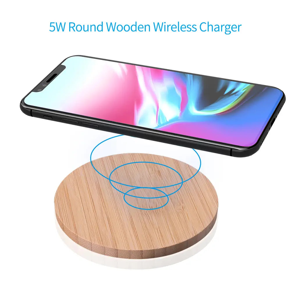Alfombrilla circular de carga inalámbrica de madera con acabado natural de bambú y diseño minimalista, con capacidad de carga rápida mediante USB C.