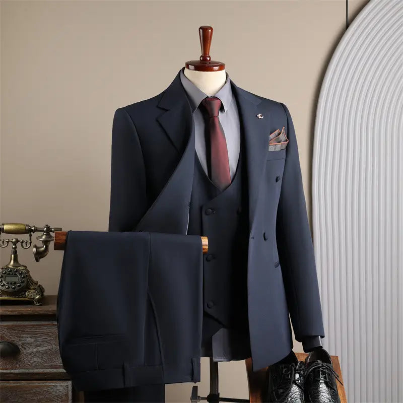 Costume d’affaires pour homme slim fit trois pièces bleu marine, avec gilet et pantalon assortis, présenté sur un mannequin, adapté aux soirées décontractées et aux occasions d’affaires en mode masculine.