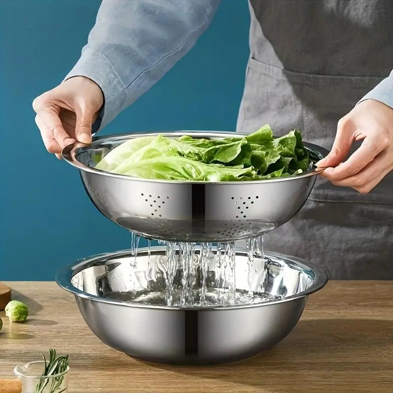 Küchenvorbereitungs-Set aus Edelstahl mit Mehrzweck-Funktion; mit einem glänzenden, perforierten Kolander und einem robusten Griff, der frischen grünen Kopfsalat über einer passenden Schüssel hält.