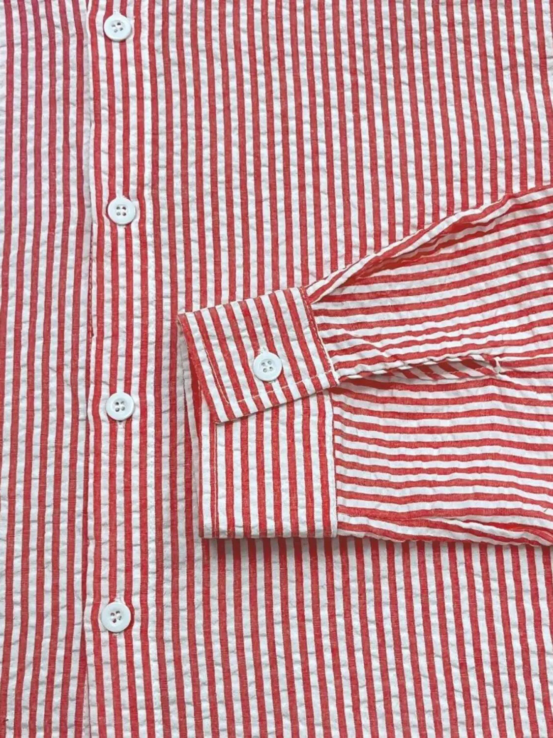 chemise décontractée boutonnée manches longues à rayures bleues pour homme présentant un tissu léger texturé à rayures verticales rouge et blanc.