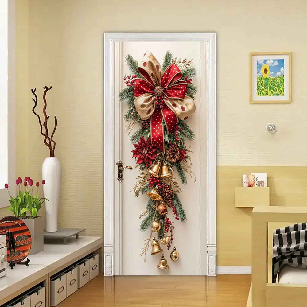 Corona navideña para la puerta con campanillas y lazo rojo que presenta ramas de pino verdes, flores de pascua, piñas y un gran lazo rojo y dorado de lunares.