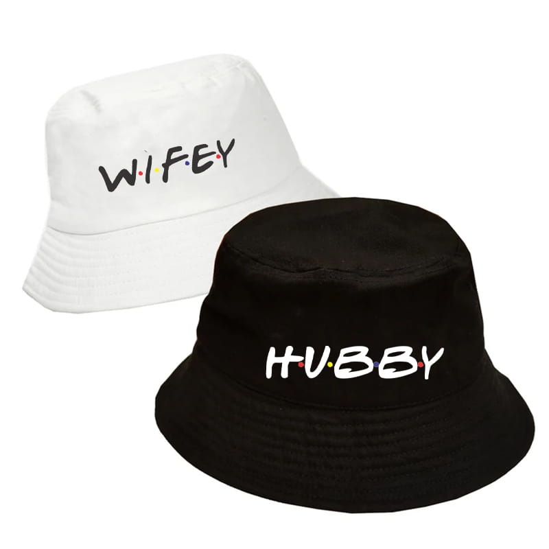 Chapeaux bob en coton blanc et noir avec les inscriptions « wifey » et « hubby » imprimées dans une police stylisée sur le thème des amis, pour les mariages