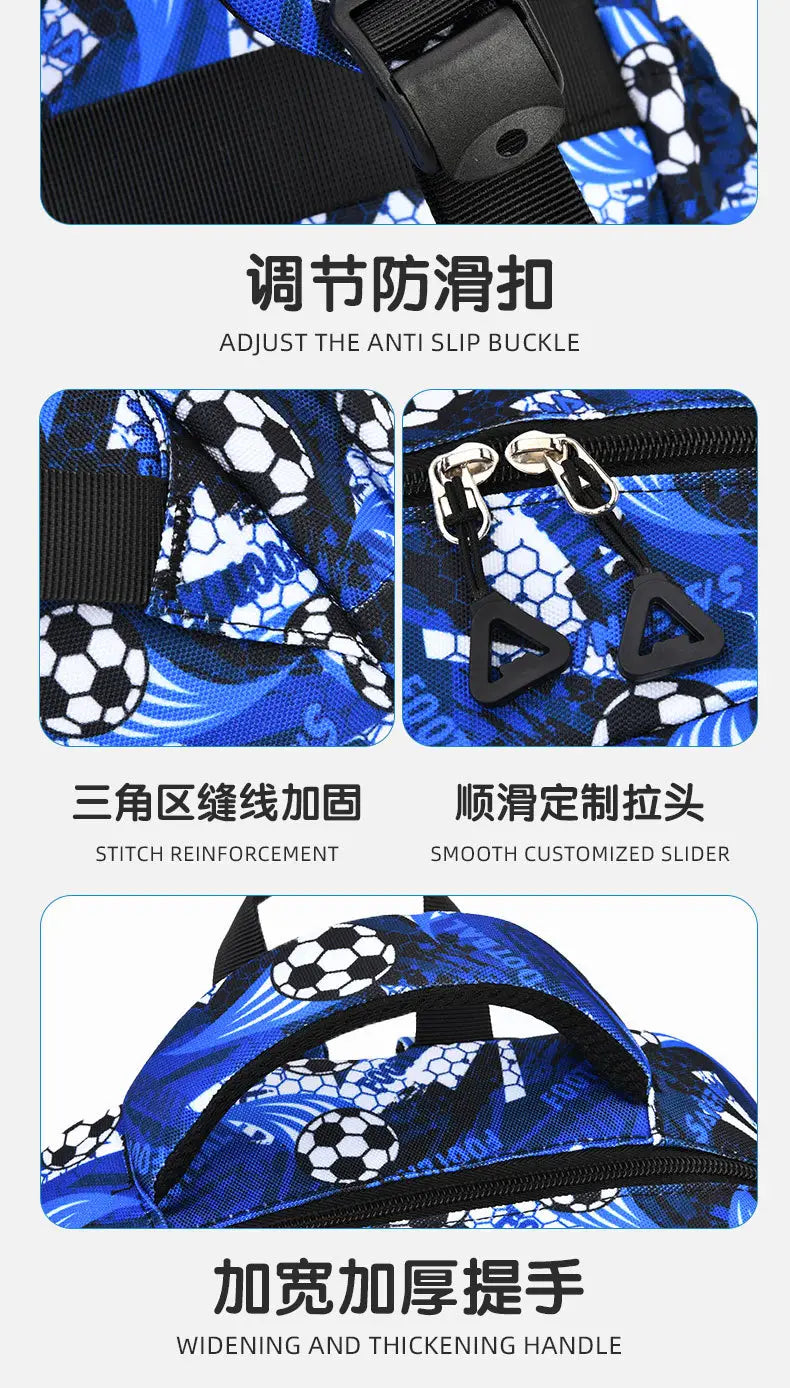 Blauer Jungen-Fußball-Schulrucksack mit schwarzen Trageriemen und strukturiertem Muster mit Fußballthema als Teil eines 3-teiligen Sets.
