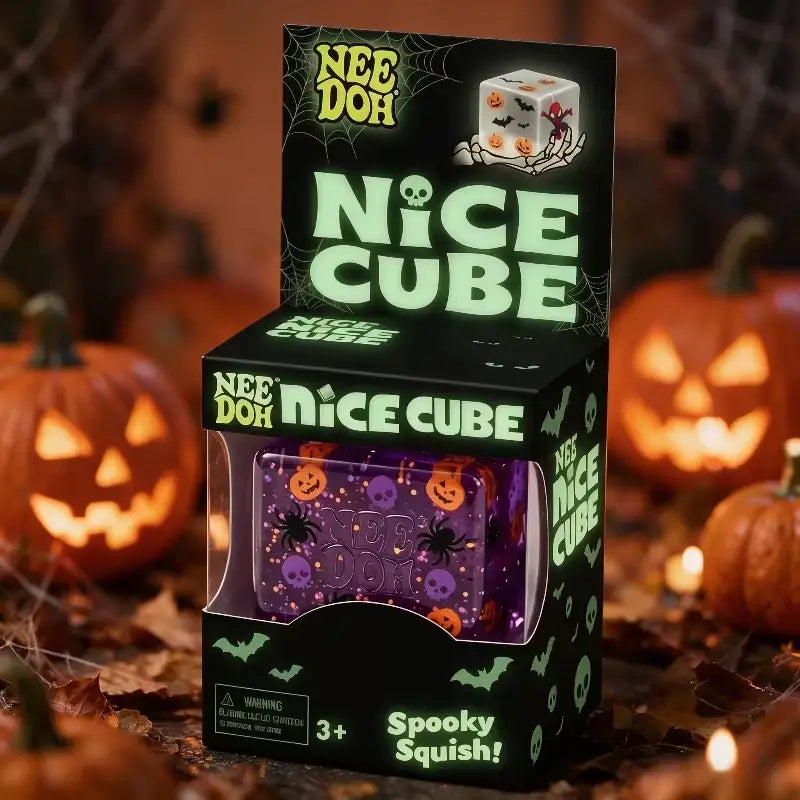cube violet needoh d’agitation sensorielle tout doux à thème halloween, présentant une surface translucide, avec des citrouilles oranges, des araignées noires et des crânes violets conçus comme jouet d’agitation sensorielle