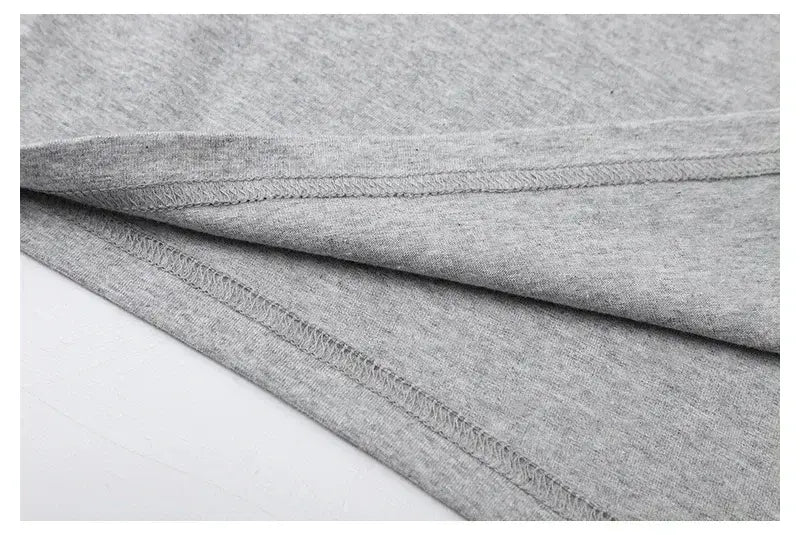 Tissu en coton chiné gris, avec un ourlet cousu avec précision d’un t-shirt à motif de voiture de muscle vintage.