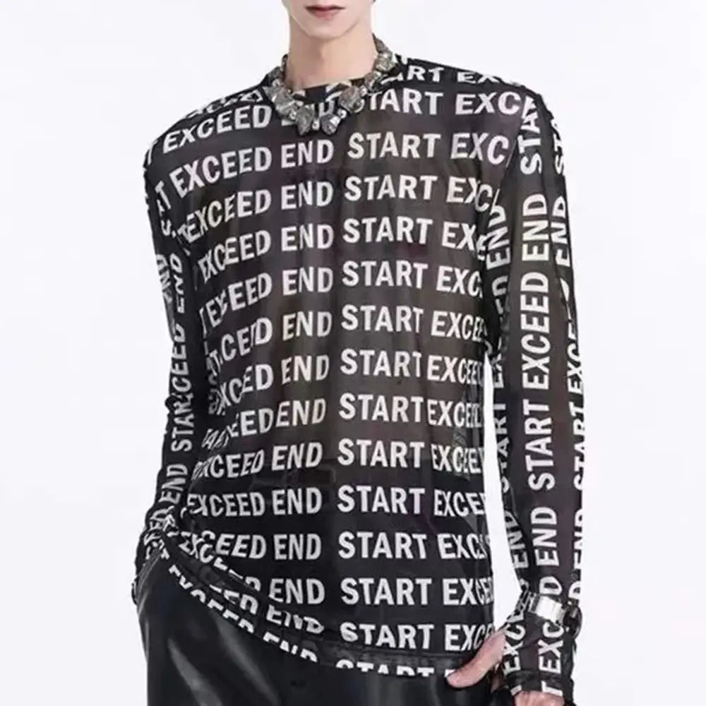 T-shirt homme en maille noire à manches longues, arborant un motif répétitif d’impression de lettres « exceed end start exceed » en blanc