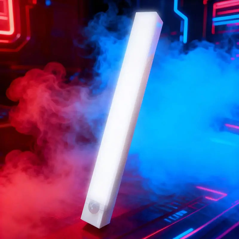 Una elegante lámpara lineal LED blanca rectangular con diseño minimalista y un pequeño sensor de movimiento en su base, mostrada desde el ángulo frontal