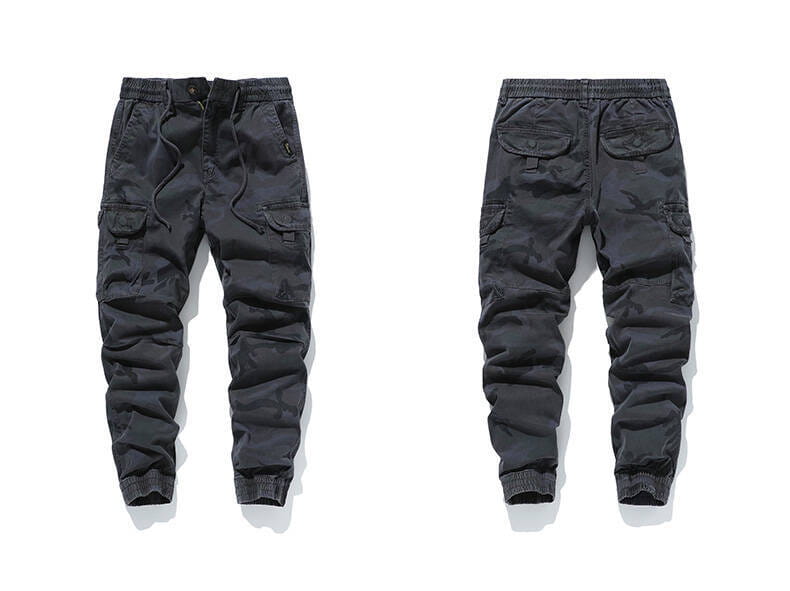Schwarze tarnfarbene Cargo-Jogginghosen für Herren aus Baumwolle mit mehreren Taschen und einem Kordelzug an der Taille in einem lockeren Design.