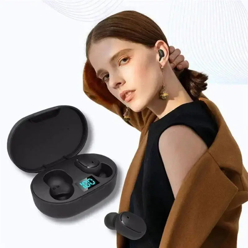 Schwarze E6s-Wireless-Bluetooth-Ohrhörer in einer eleganten ovalförmigen Ladehülle mit digitaler Anzeige.
