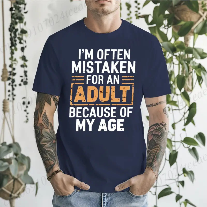 Camiseta de algodón azul marino con texto desgastado blanco y naranja que dice: «A menudo me confunden con un adulto debido a mi edad», una camiseta con gráfico humorístico de adulto de broma para mayores.
