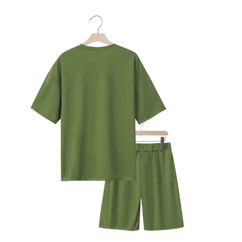 Conjunto veraniego de dos piezas para hombre en algodón verde oliva, que presenta una camiseta casual de ajuste relajado y pantalones cortos con cintura elástica.