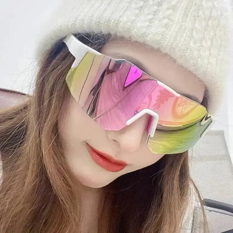 Gafas de sol deportivas tipo círculo para exterior con montura blanca, lentes espejadas irisadas con colores arcoíris y protección UV400, diseñadas para ciclismo.