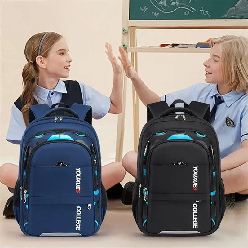 Jungen-Wasserschulrucksack in Navyblau und Schwarz mit Akzenten in Petrol, von vorn dargestellt, ausgelegt für Langlebigkeit und den täglichen Gebrauch