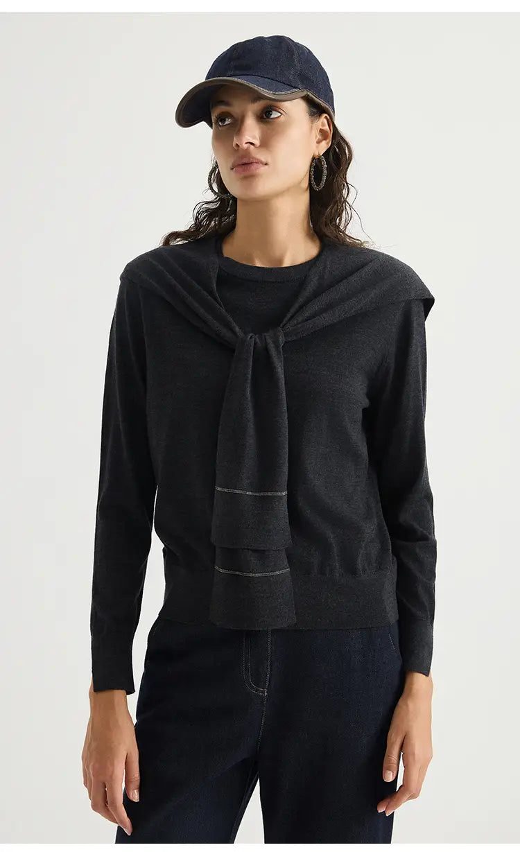 Schwarzer Wollstrick-Schulterwickel-Cape-Schal mit drapiert gebundenem Kapuzendetail und dezenten horizontalen Rippenelementen.