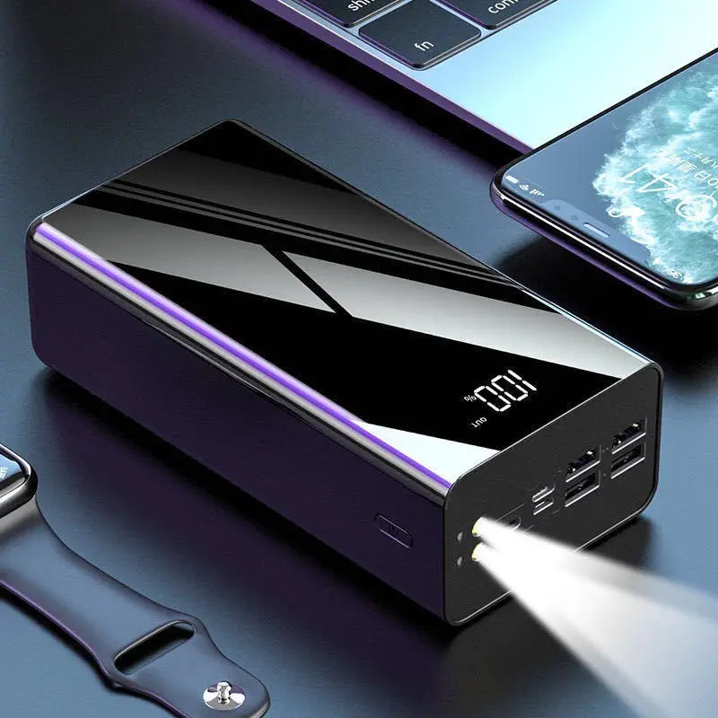 Eine elegante schwarze und violette Powerbank mit glänzender Oberfläche, mit LED-Anzeige und mehreren USB-Anschlüssen zum Laden von Geräten, kompatibel mit verschiedenen Modellen.