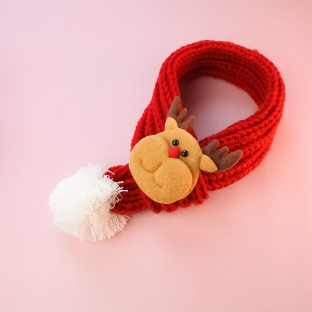 Chalina de Navidad para mascotas con diseño de cachorro y gatito, tejida en vellón rojo, con un rostro de reno esponjoso y pompón blanco.