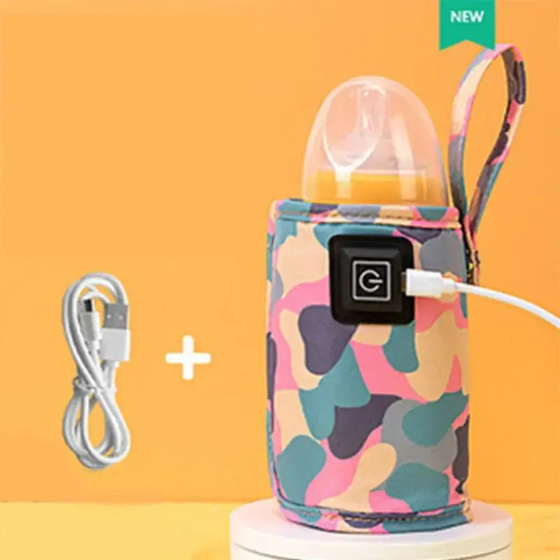 USB-Tragetasche für Babyflaschenwärmer im farbenfrohen Camouflage-Muster mit klarer Babyflasche im Inneren, mit schwarzem Bedienfeld und USB-Ladekabel.