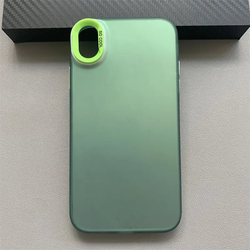 Le côté arrière d’une coque pour téléphone iPhone mate en dégradé de couleurs, en vert mat, avec un couvercle circulaire lumineux pour la lentille de caméra vert-vert, comportant le texte « so cool » en noir.