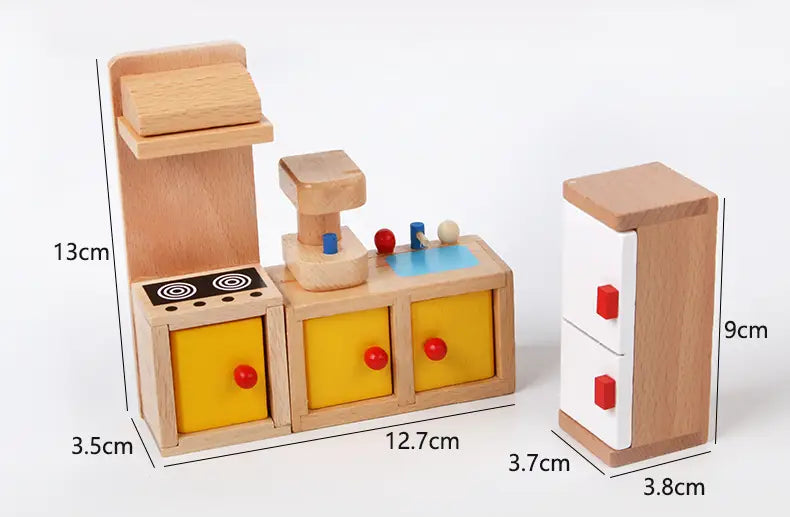 Holz-Puppenhaus-Möbelset mit einer Spielküche mit hellbraunen Holzrahmen, gelben Schubladen mit roten Knöpfen sowie einem weißen Kühlschrank mit passenden roten Griffen.