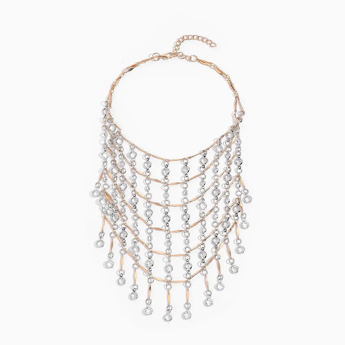 Un collier ras du cou à gland en cristal à plusieurs niveaux, avec des chaînes métalliques au ton or rose et des brins en cascade de perles facettées transparentes.