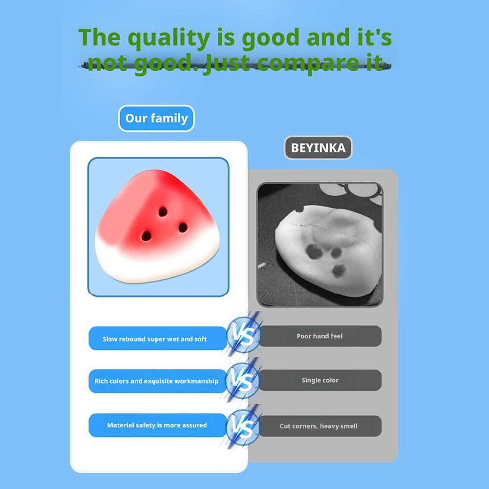 Ein leuchtend roter und weißer, wassermelonenförmiger Soft-Squeeze-Gegenstand zur langsamen Steigerung aus weichem, formbarem Material, verwendet als taktiler Stressabbau.
