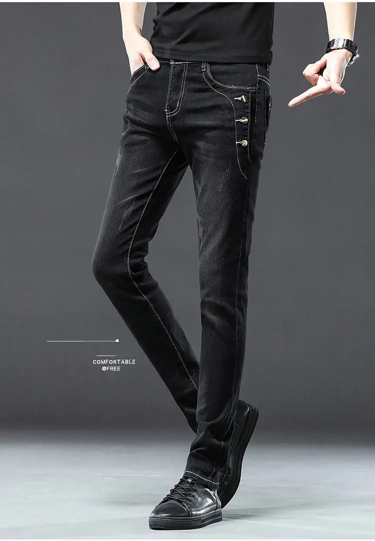 Jeans slim en denim extensible vintage pour hommes, lavage gris, en denim noir, avec usure discrète et surpiqûres contrastées.