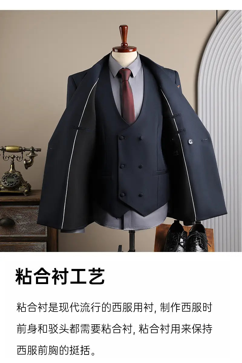 Ensemble costume d’affaires pour homme bleu marine slim fit en trois pièces, avec passepoil blanc le long des coutures et gilet double boutonnage, idéal pour les occasions d’affaires en mode masculine et de soirées décontractées.