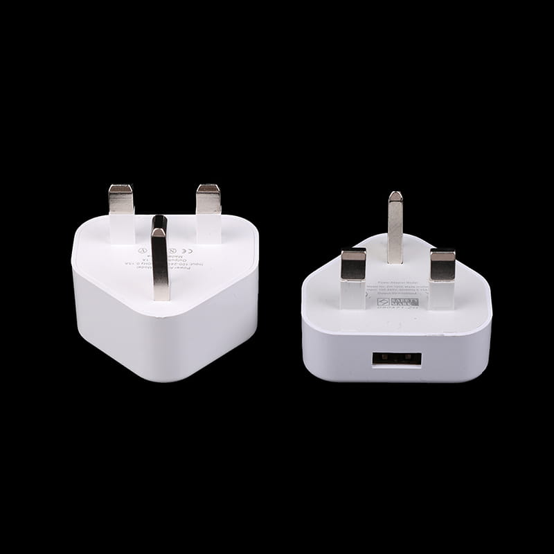 adaptador de cargador de pared doble USB de 3 clavijas tipo Reino Unido en plástico blanco con clavijas metálicas y un puerto USB en un lado para cargar dispositivos de manera conveniente