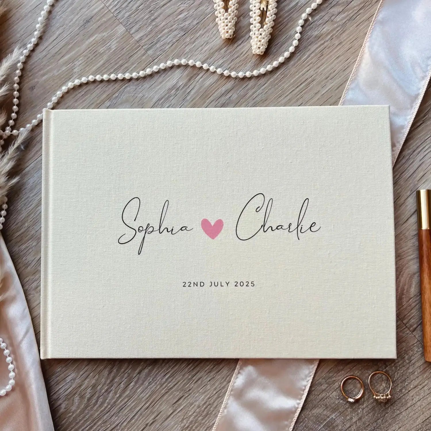 Livre d’invités de mariage en lin couleur crème, script cursif noir, personnalisé avec les noms sophia et charlie et une date, avec une finition texturée subtile, conçu comme un album Polaroid de livre d’invités de mariage en lin personnalisé.