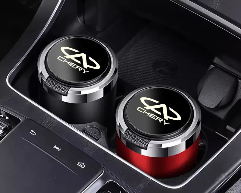 Cendriers de voiture cylindriques Chery LED noirs et rouges, avec bordures chromées argentées, finition brillante et design de gobelet de véhicule lumineux, avec le logo Chery en blanc sur le dessus.