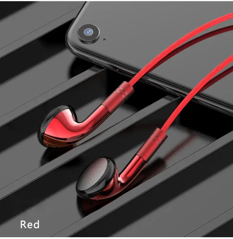 Auriculares con control por cable rojos que presentan un acabado metálico brillante y puntas de auriculares negras de malla, diseñados como auriculares para iOS y Android con calidad de sonido Hi-Fi.