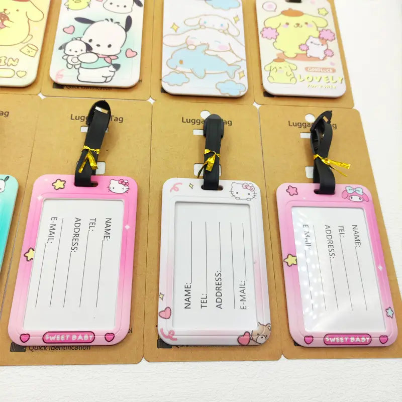 Étiquette de bagage Hello Kitty rose avec une étiquette blanche et un bord décoré en forme d’étoile, conçue comme un mignon identifiant de valise de style cartoon.