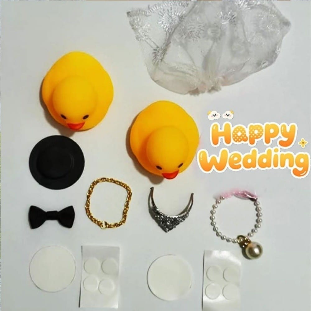 dos cabezas brillantes de patito de goma amarillo con ojos negros y picos rojos de un conjunto de adorno de pareja de patitos de goma para boda