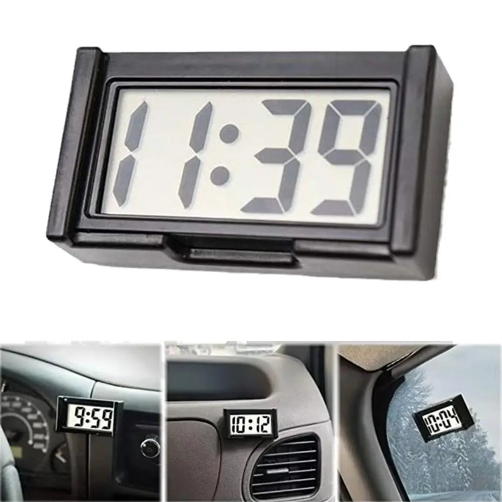 Schwarze rechteckige digitale Fahrzeuguhr mit elegantem, minimalistischen Design und kräftigen grauen Ziffern auf einem weißen Display zur Anzeige der Fahrzeituhrzeit im Armaturenbrett.