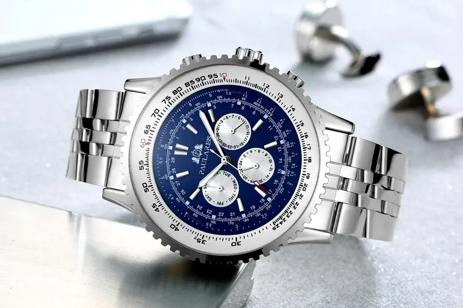Automatische mechanische Herrenuhr mit einem silberfarbenen Edelstahl-Chronographengehäuse und tiefblauem Zifferblatt, mit drei Hilfszifferblättern und weißen Markierungen.