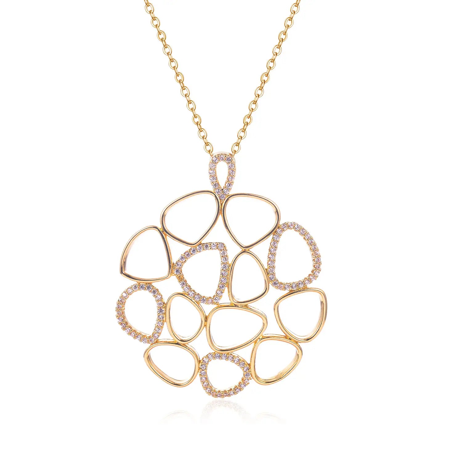 Collar con eslabones dorados para mujer con un delicado dije tipo lágrima de calado, con piedras engastadas tipo pavé que aportan destellos.