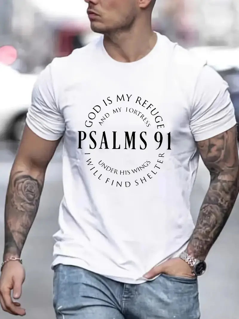 黒のグラフィックプリントと文字「god is my refuge and my fortress psalms 91 i will find shelter under his wings（神はわが避け所、わが城。詩篇91篇。私はその翼のもとに避け所を見いだす）」をあしらったホワイトコットンのメンズ向け半袖Tシャツ。