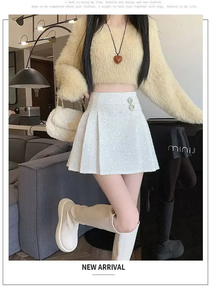 Rosa Bouclé-Falten-Minirock mit einem weißen Falten-Design, dezentem Glitzer-Finish und doppeltem Knopfverschluss am Bund.