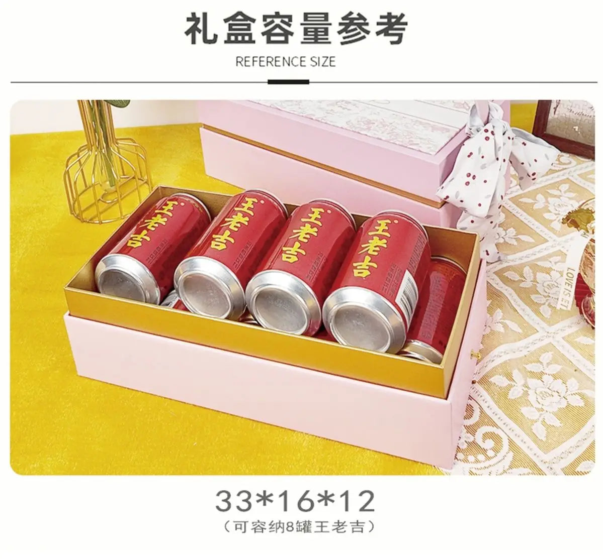 Coffret-cadeau de mariage de luxe présentant des canettes en aluminium rouges avec des inscriptions dorées disposées avec soin dans un coffret cadeau rose destiné à la demoiselle d’honneur et au meilleur ami.