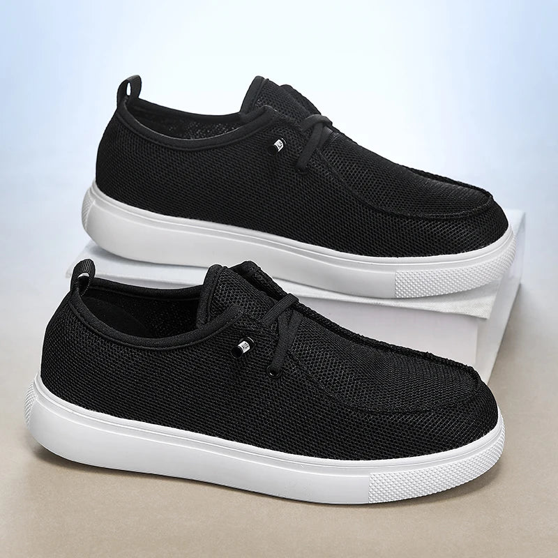 Chaussures de type mocassins décontractées pour hommes en noir, avec un matériau en maille respirant, des semelles en caoutchouc blanc et des lacets noirs, pour un confort et un style adaptés au quotidien.
