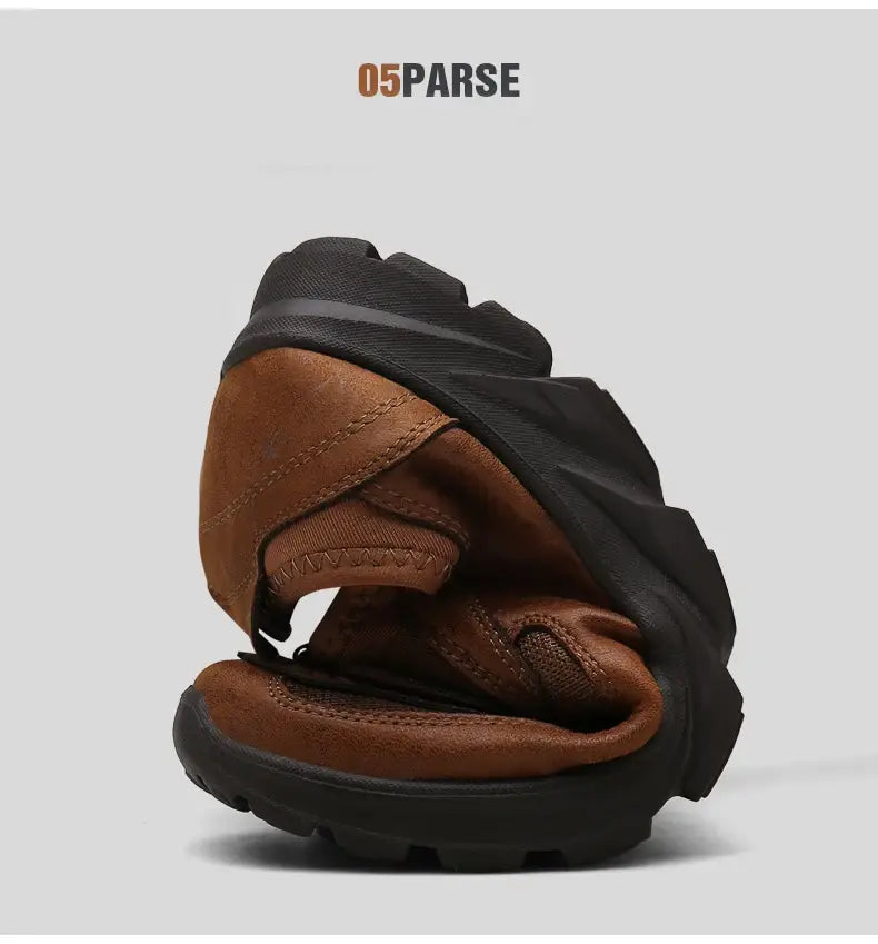 Mocassins homme décontractés en cuir à enfiler en cuir marron, avec semelle en caoutchouc noir et design texturé.